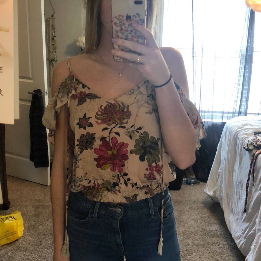 crop top w off the shoulder sleeves